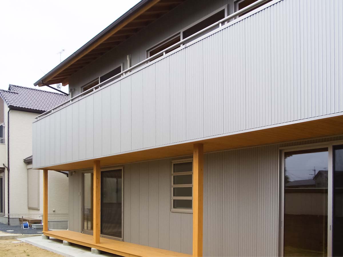 外壁はシルバーのガルバリウム鋼板