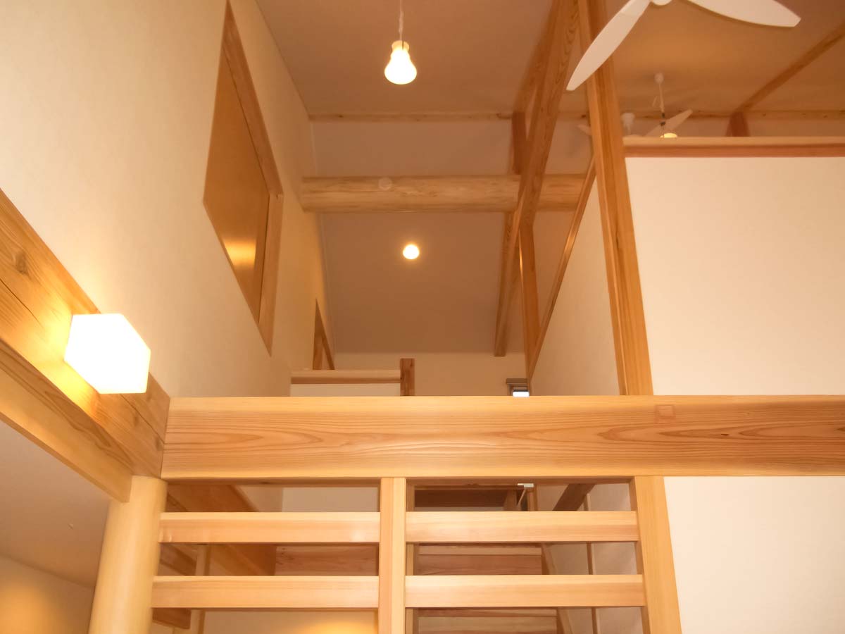 階段下から見上げる吹き抜け