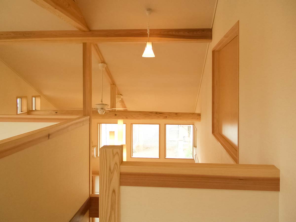 吹き抜けで１階とつながる空間