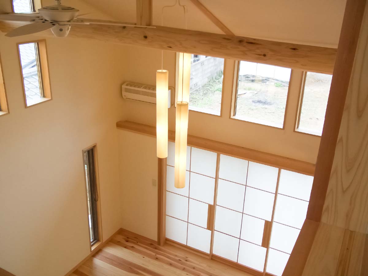 寝室の窓から吹き抜けを見下ろす
